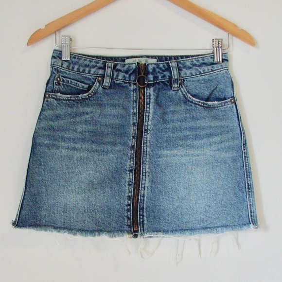 Free People We The Free Zip It Up Denim Jean Mini Skirt Raw Hem Festival Size 24 - Picture 3 of 14